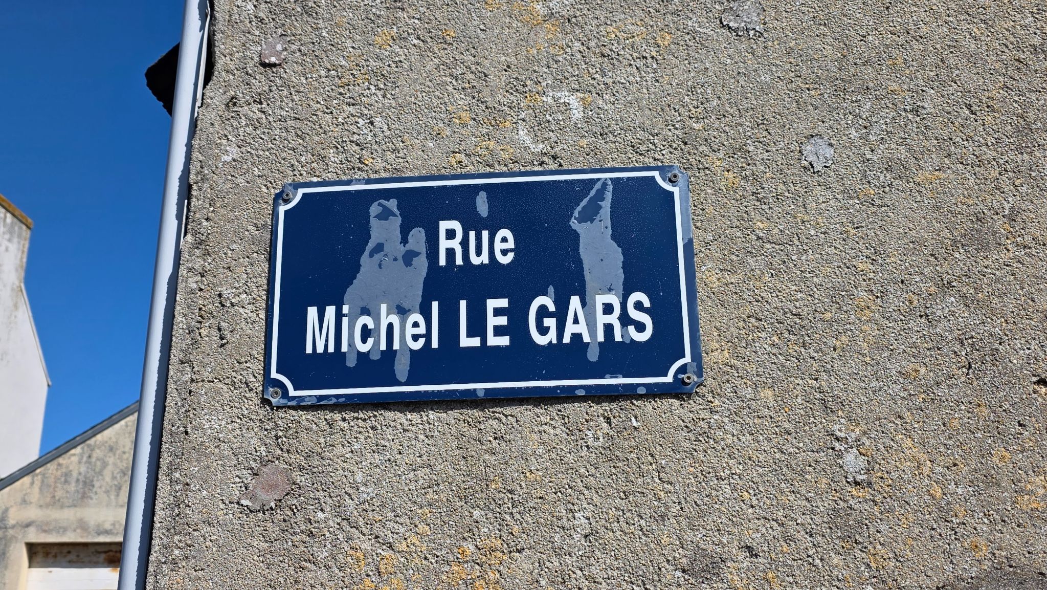 Le gars rue